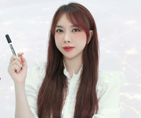 Cô Vũ Thuỳ Linh - Người Đứng Sau Thành Công Của Trung Tâm Ngoại Ngữ Việt Mỹ